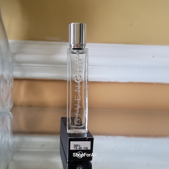 Givenchy - Picture 6 of 6